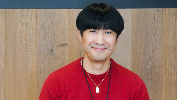 카메라를 향해 미소 짓는 사람