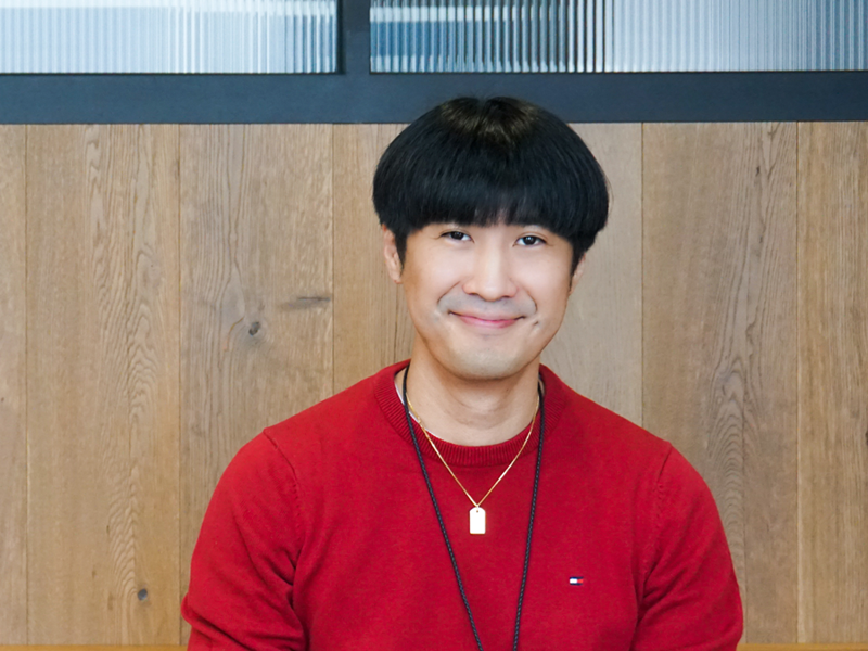 카메라를 향해 미소 짓는 사람