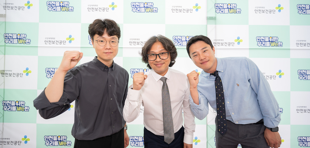 사진을 찍기 위해 포즈를 취하는 한 무리의 남자들