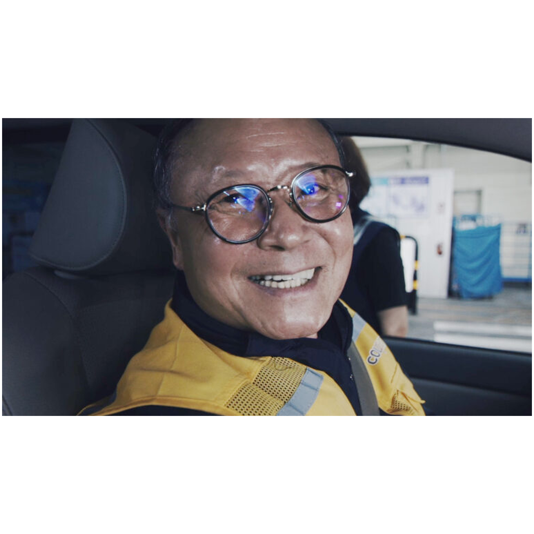车里的人在微笑