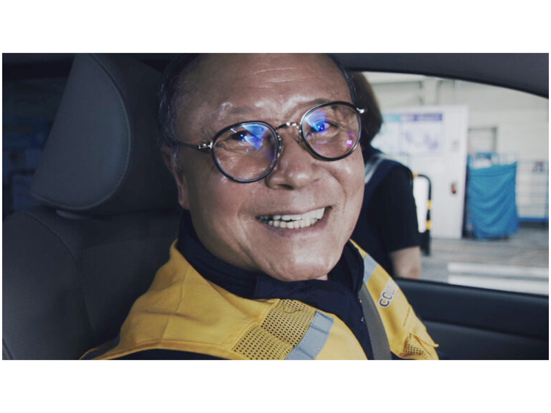 车里的人在微笑