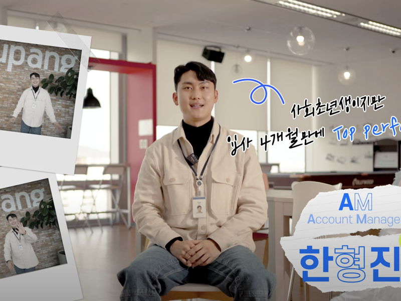 의자에 앉아있는 사람