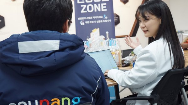 테이블에 앉아있는 사람과 사람