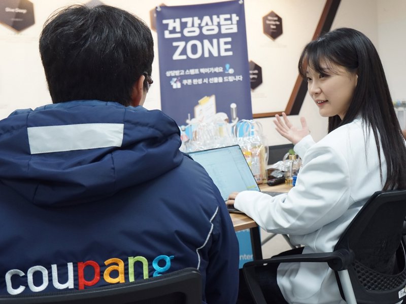 테이블에 앉아있는 사람과 사람