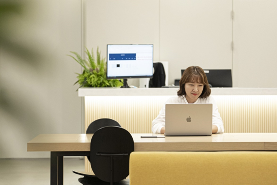 벽, 실내이(가) 표시된 사진
자동 생성된 설명