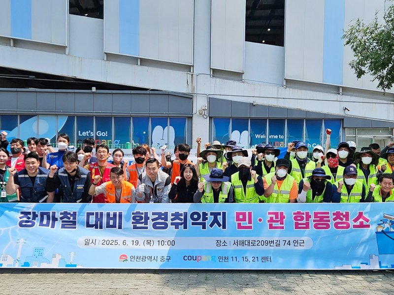 사진을 위해 포즈를 취하는 그룹의 사람들