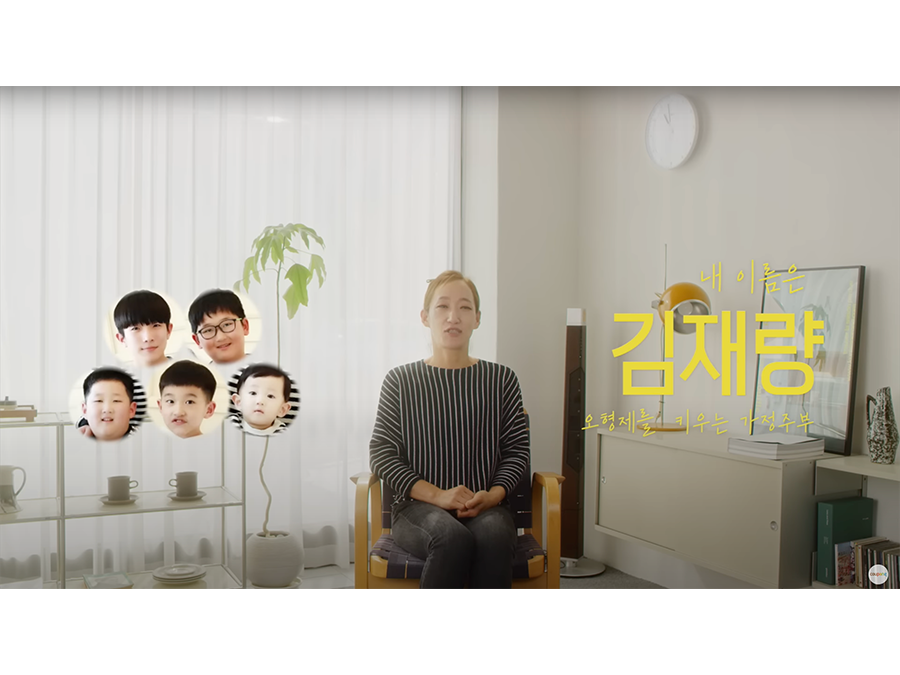 의자에 앉아있는 사람