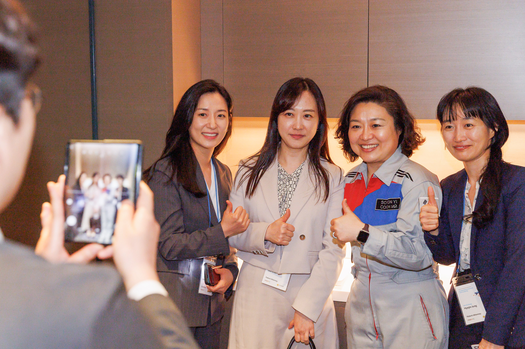 사진을 찍기 위해 포즈를 취하고 있는 한 무리의 여성들