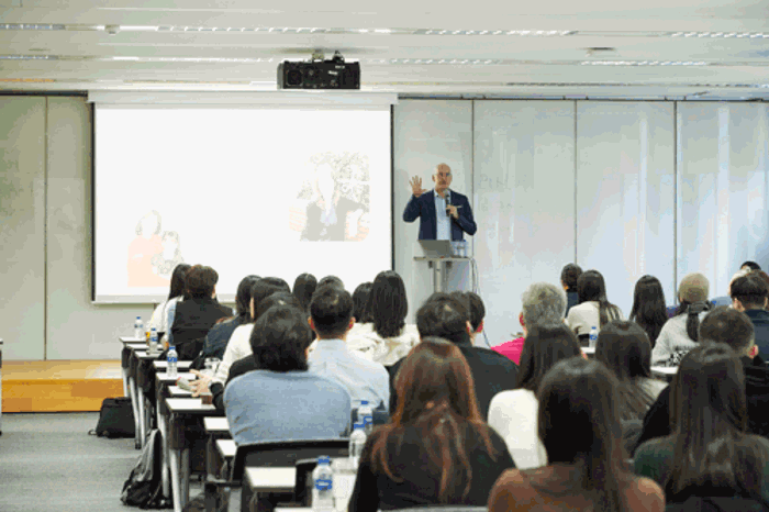 의류, 실내, 의자, 사람이(가) 표시된 사진
자동 생성된 설명