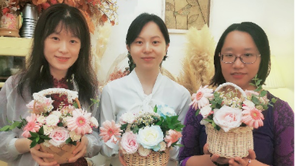 一群妇女手捧花篮
