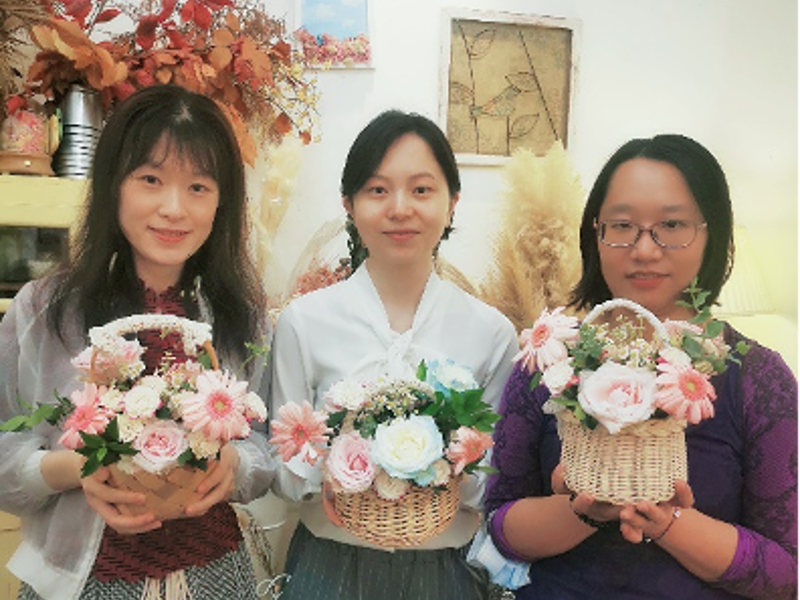 一群妇女手捧花篮