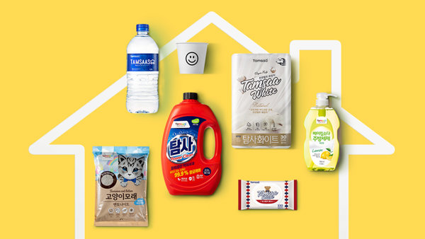 노란색 배경에 있는 제품 그룹