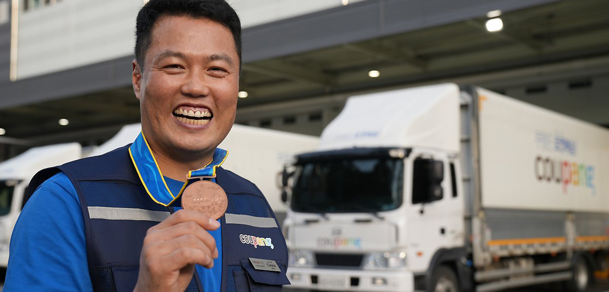 메달을 들고 있는 사람