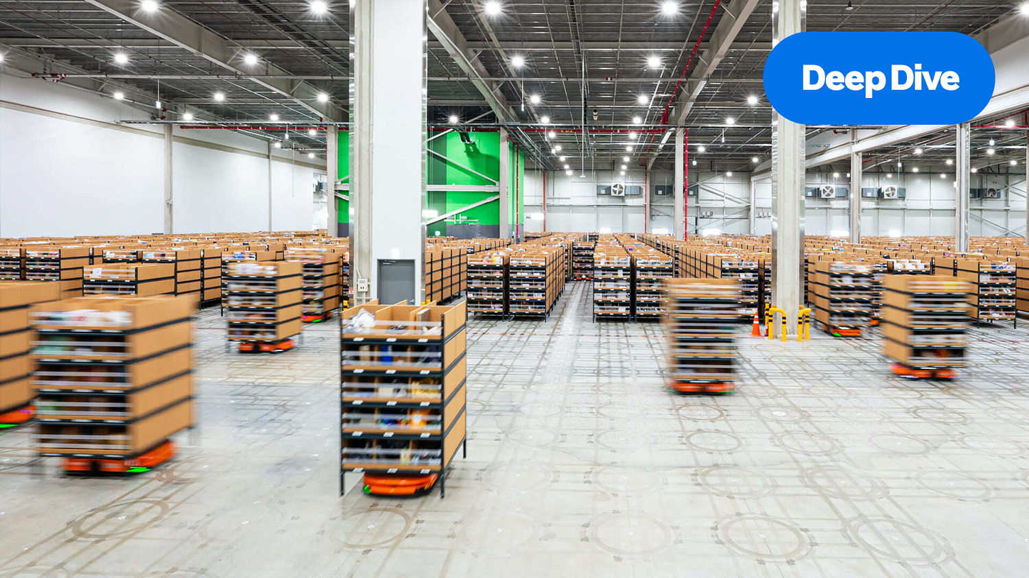 선반에 상자가 있는 창고