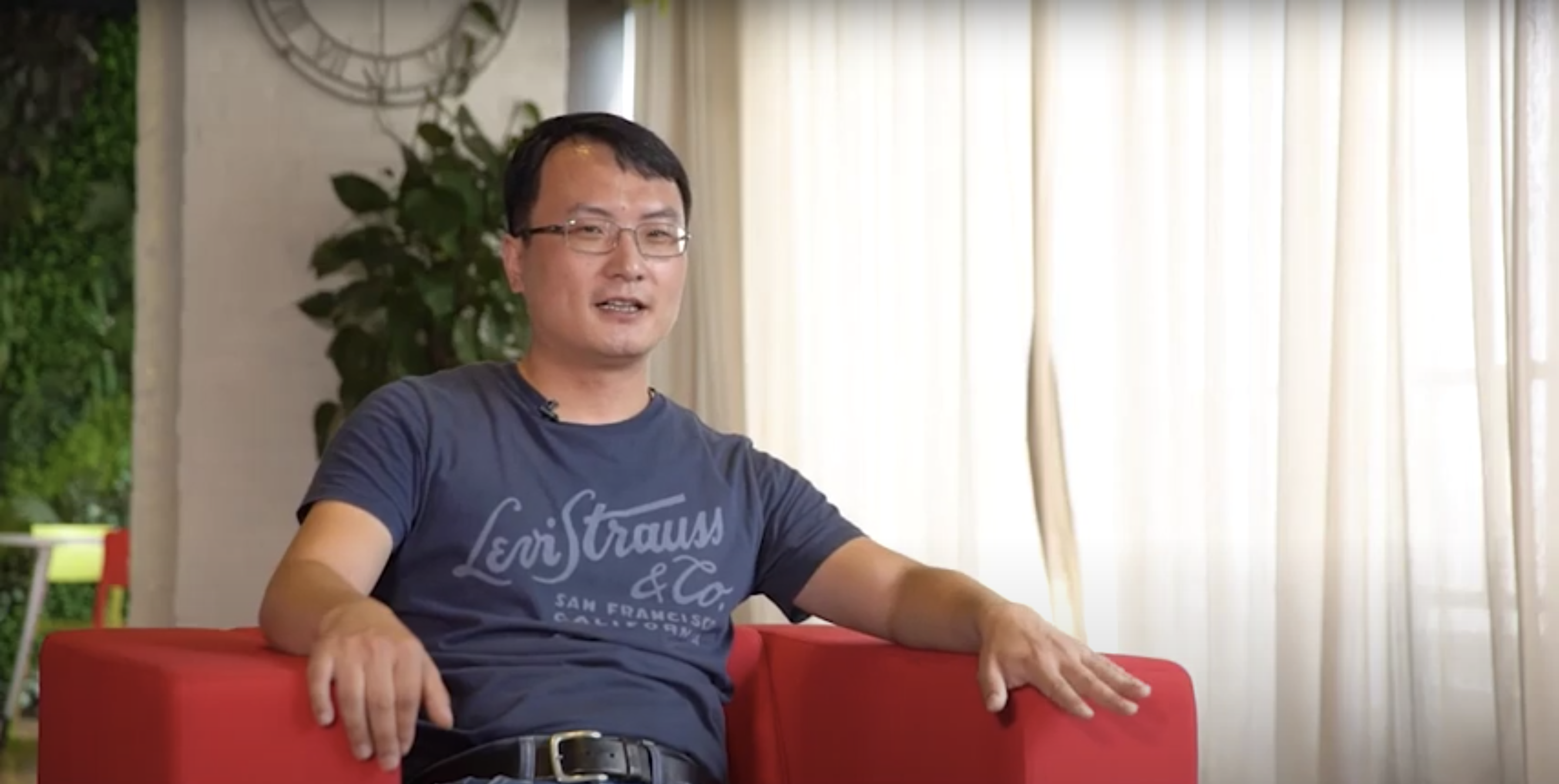 의자에 앉아있는 사람