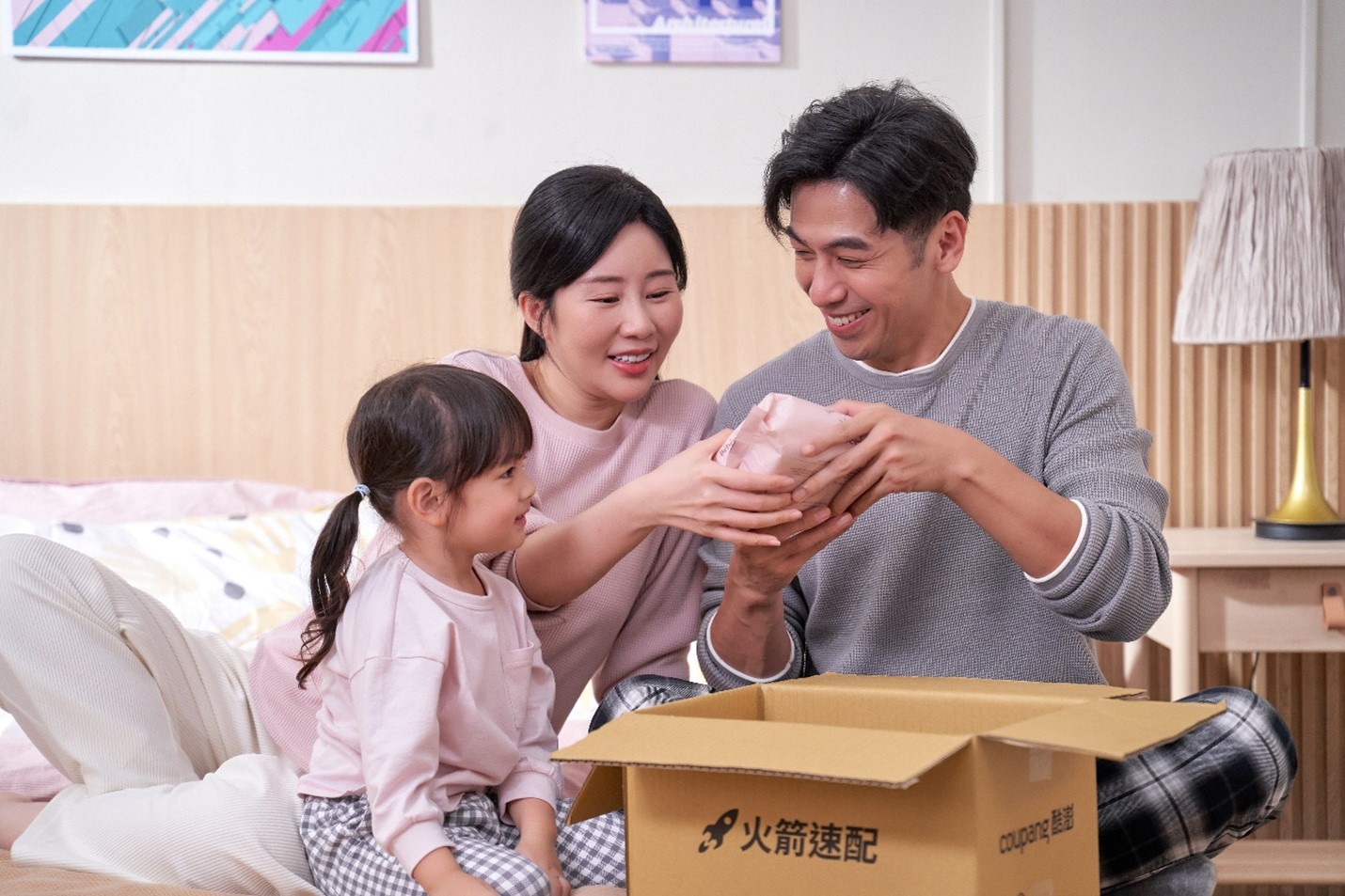 一個人和拿著一個盒子的人