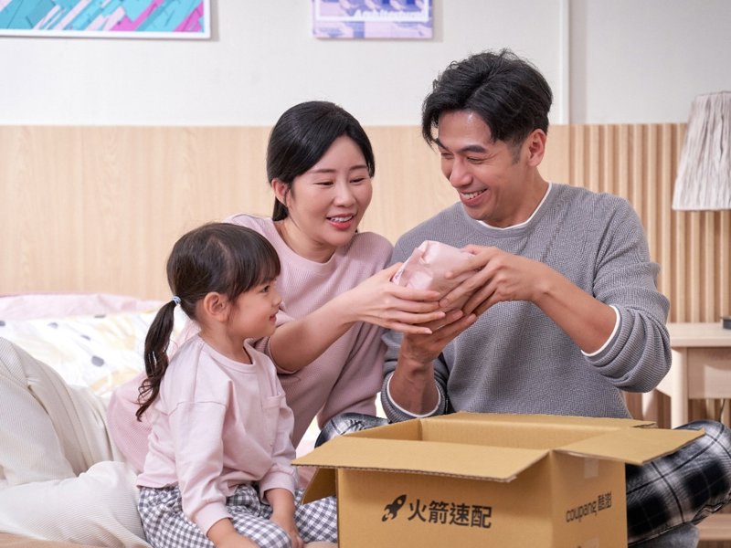 一個人和拿著一個盒子的人