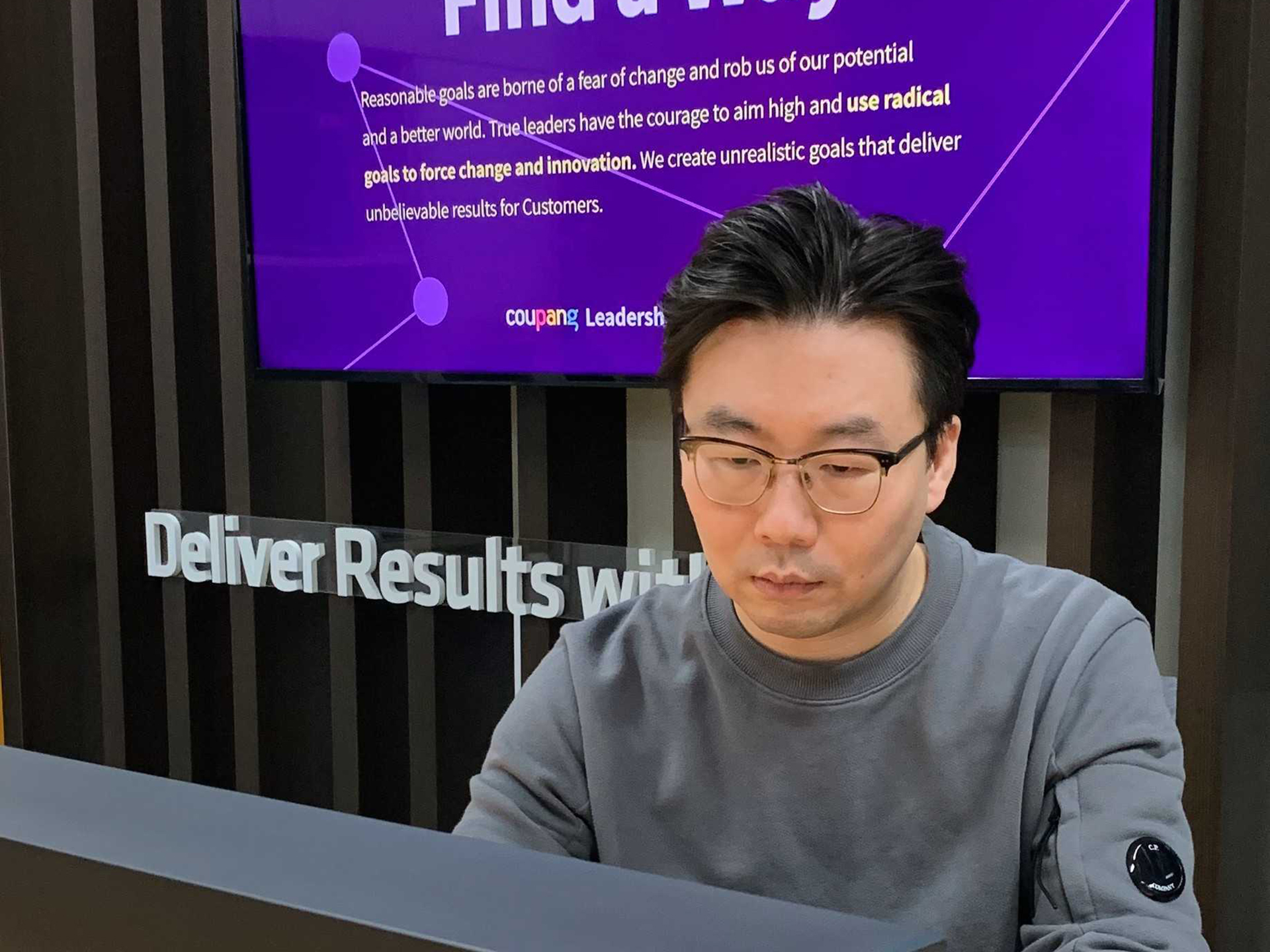 컴퓨터 앞에 앉아 있는 사람