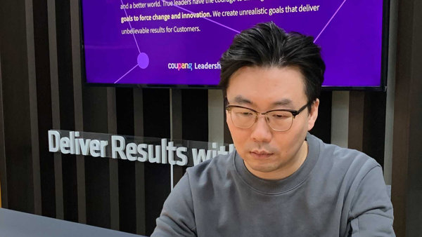 컴퓨터 앞에 앉아 있는 사람