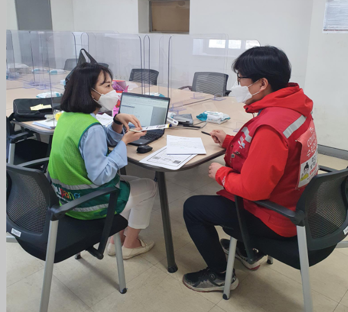 마스크를 쓴 사람과 마스크를 쓴 사람이 테이블에 앉아 있는 사람