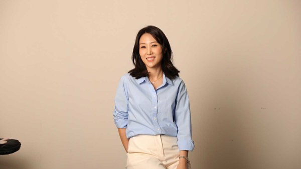 카메라를 향해 미소 짓는 사람