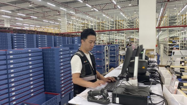 在倉庫中使用計算機的人員