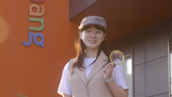 돋보기를 들고 있는 사람