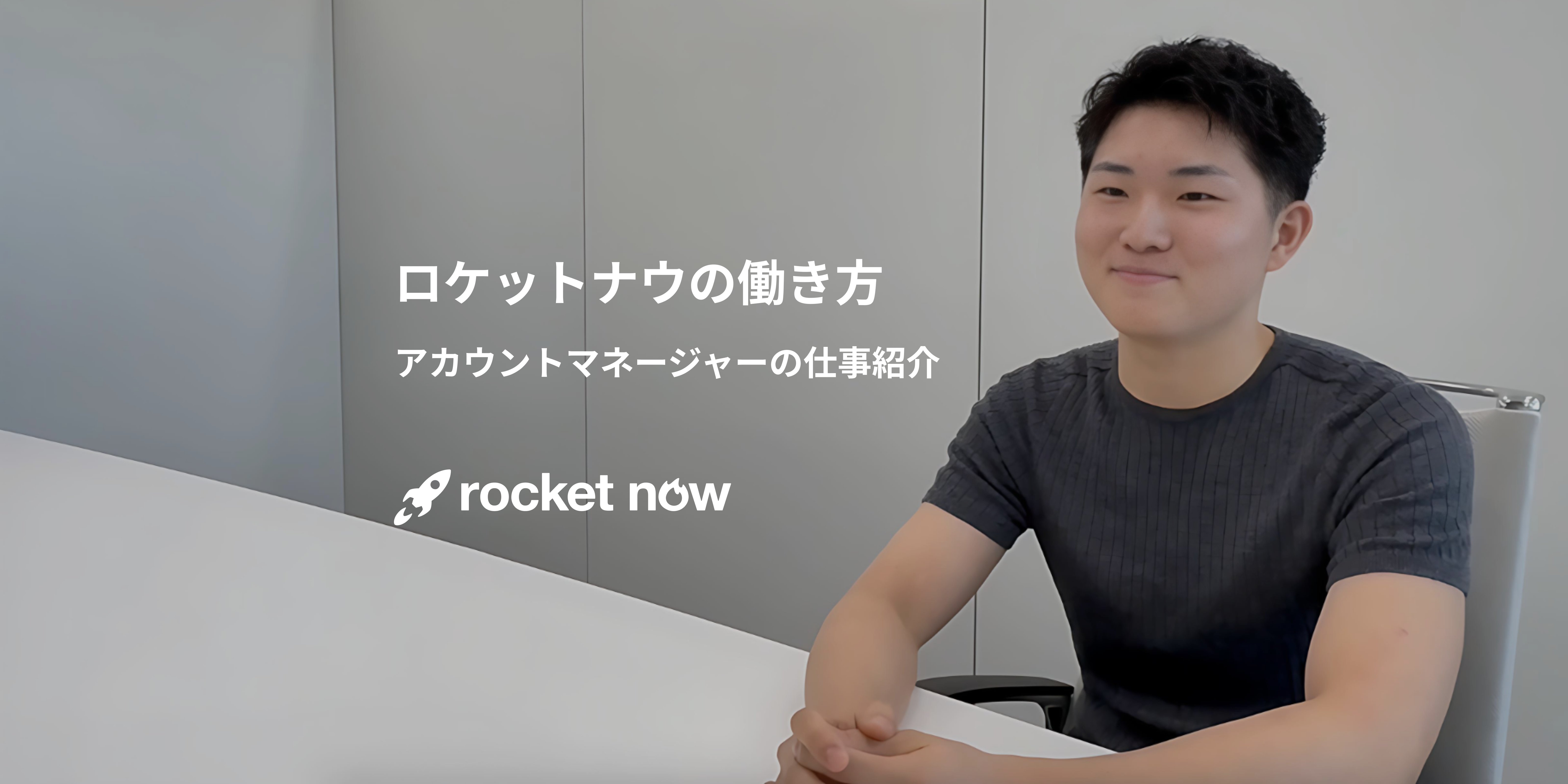 テーブルに座っている人
