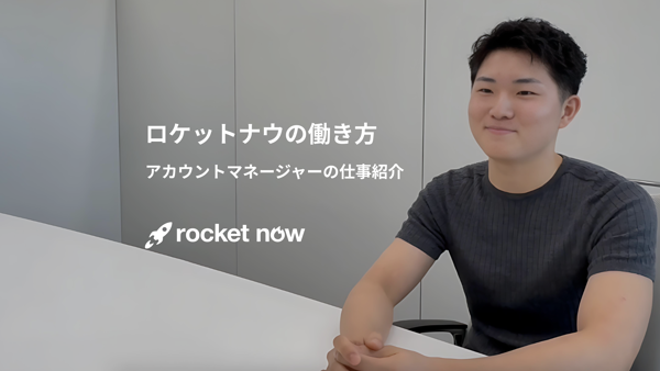 テーブルに座っている人