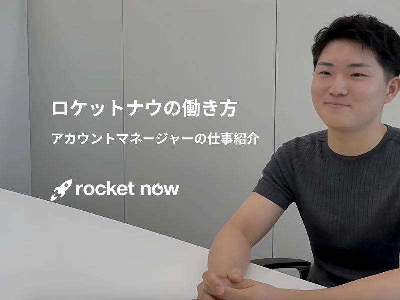 テーブルに座っている人
