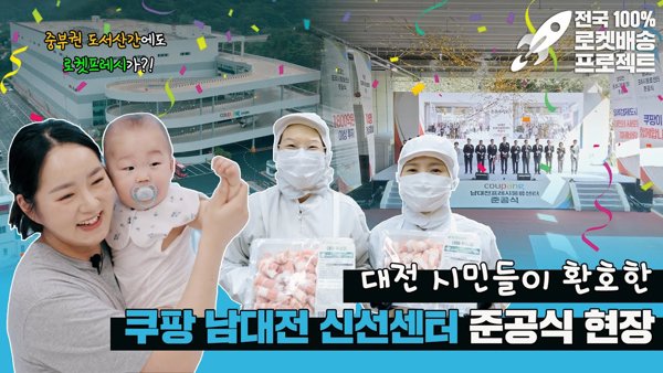 마스크를 착용하고 음식을 들고 있는 한 무리의 사람들