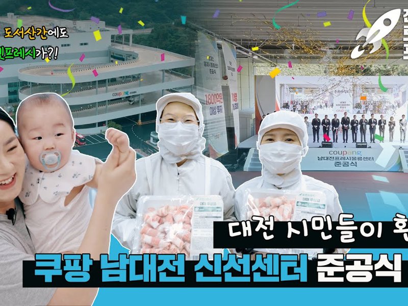 마스크를 착용하고 음식을 들고 있는 한 무리의 사람들