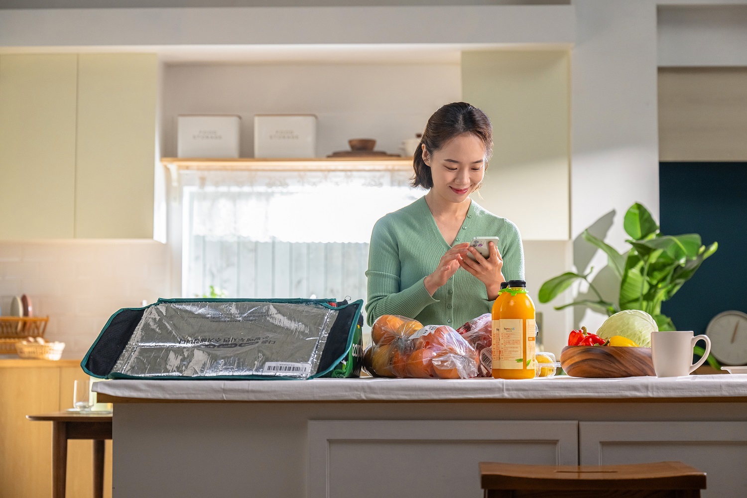 전화기를 보고 있는 사람