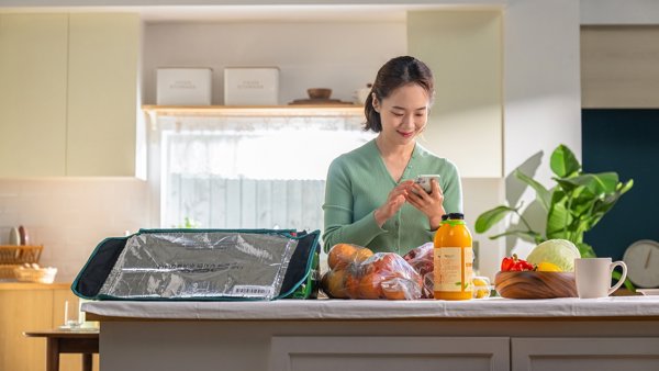 전화기를 보고 있는 사람