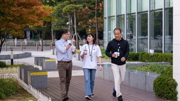 산책로를 걷고 있는 한 무리의 사람들