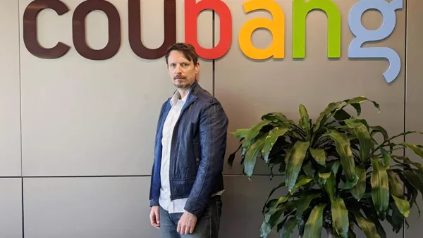 표지판 앞에 서 있는 사람