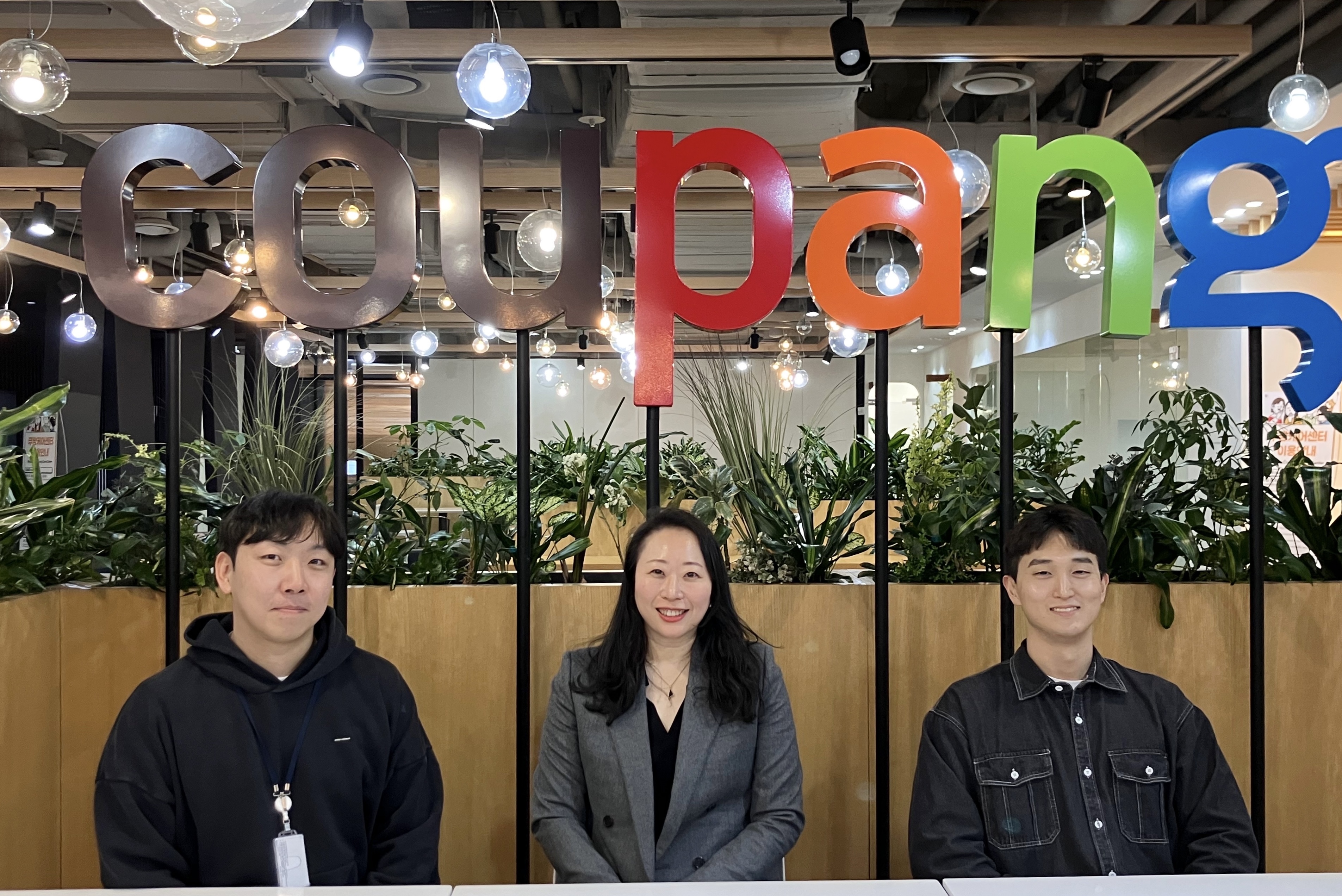 사진을 위해 포즈를 취하는 한 무리의 사람들