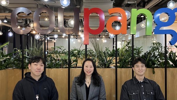 사진을 위해 포즈를 취하는 한 무리의 사람들