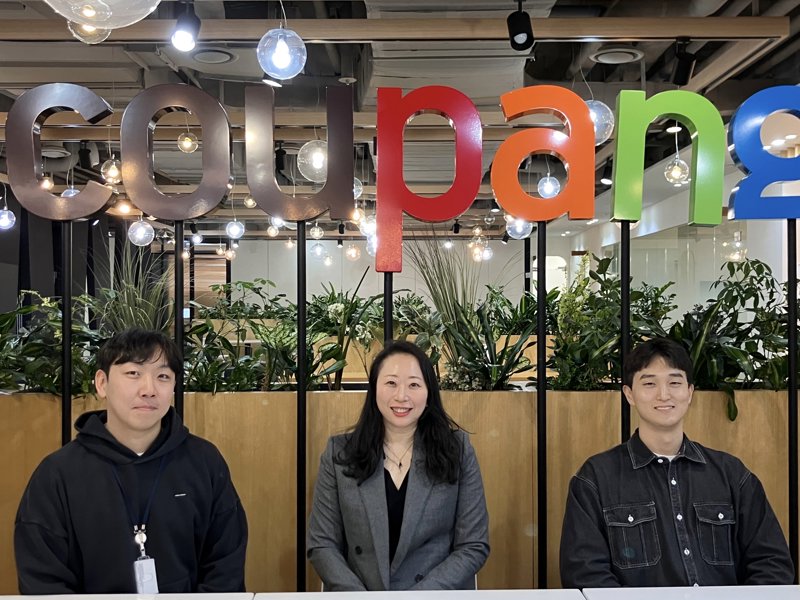사진을 위해 포즈를 취하는 한 무리의 사람들