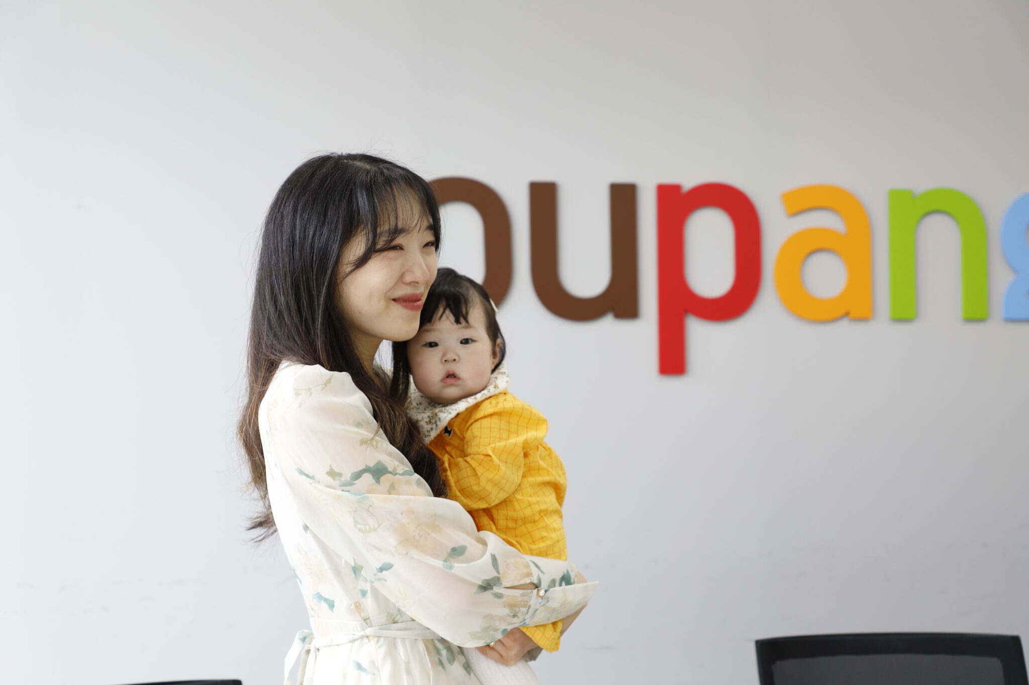 아기를 안고 있는 사람