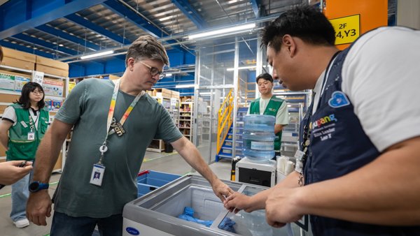 창고에 있는 한 무리의 남자들