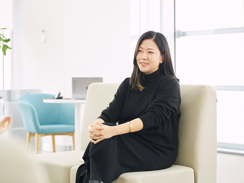 소파에 앉아있는 사람