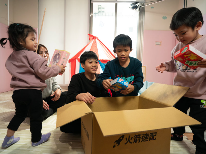 一群孩子打開一個盒子