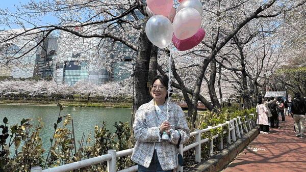 호수 앞에서 풍선을 들고 있는 사람