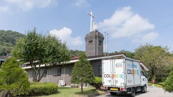 a truck parked in front of a building