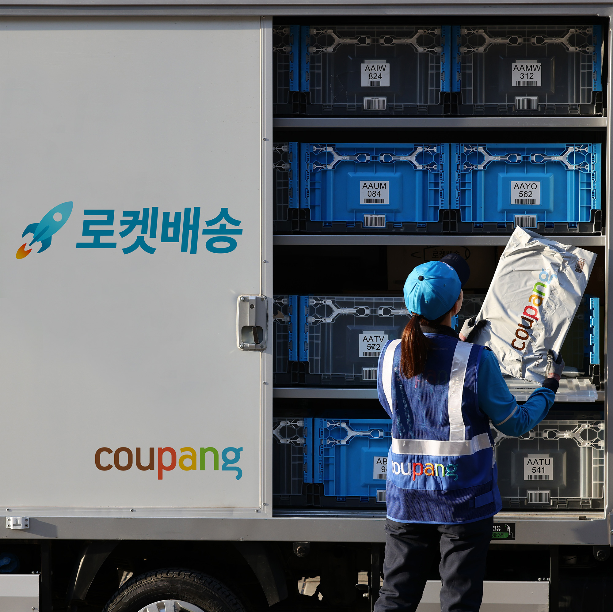 트럭에 짐을 싣고 있는 사람