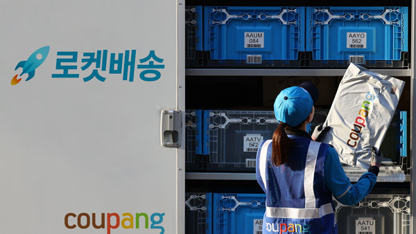 트럭에 짐을 싣고 있는 사람