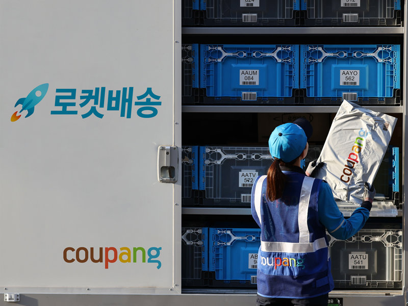 트럭에 짐을 싣고 있는 사람