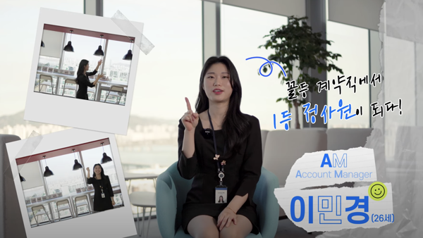 의자에 앉아서 위를 가리키는 사람