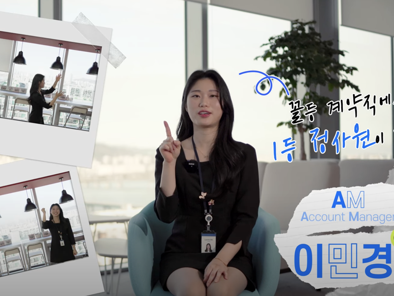 의자에 앉아서 위를 가리키는 사람